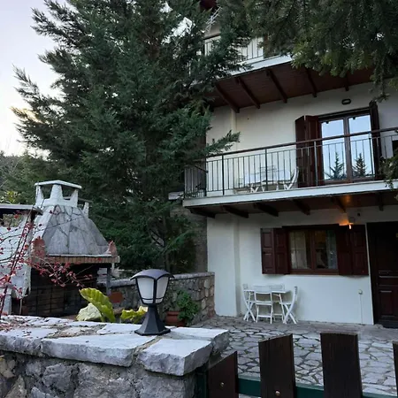 Horizon Nest Parnassos Chalet! Dağ evi Eptálofos